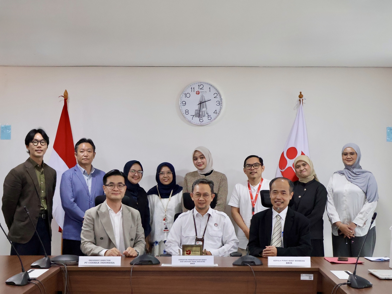 From left, front row: Jeong Min-kyoung, head of Cosmax Indonesia; Mulyadi Sinung Harjono, director of the National Research and Innovation Agency of the Republic of Indonesia; and Sunarno, head of BRIN Center for Biomedical Research, pose for a photo with representatives from both sides on Feb. 23, in Jakarta, Indonesia. (Cosmax)