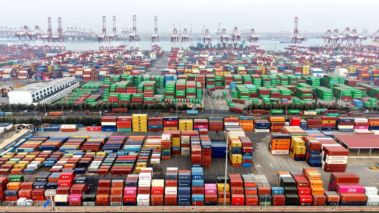 A container terminal for foreign trade at Qingdao Port in east China's Shandong Province on Jan. 14   Xinhua-Yonhap