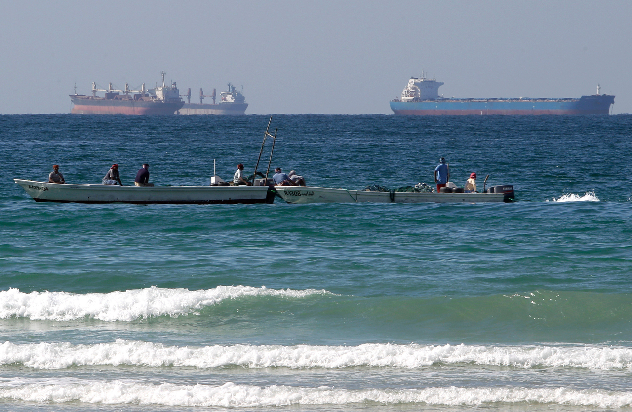 In this file photo uploaded March 2, fishermen work in front of oil tankers south of the Strait of Hormuz Jan. 19, 2012, offshore the town of Ras Al Khaimah in United Arab Emirates. (AP-Yonhap)