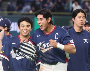 Captain clutch: Lee Jung-hoo delivers big hit, key catch to send S. Korea to quarterfinals
