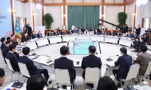 Lee calls large, small firms’ cooperation ‘survival strategy’