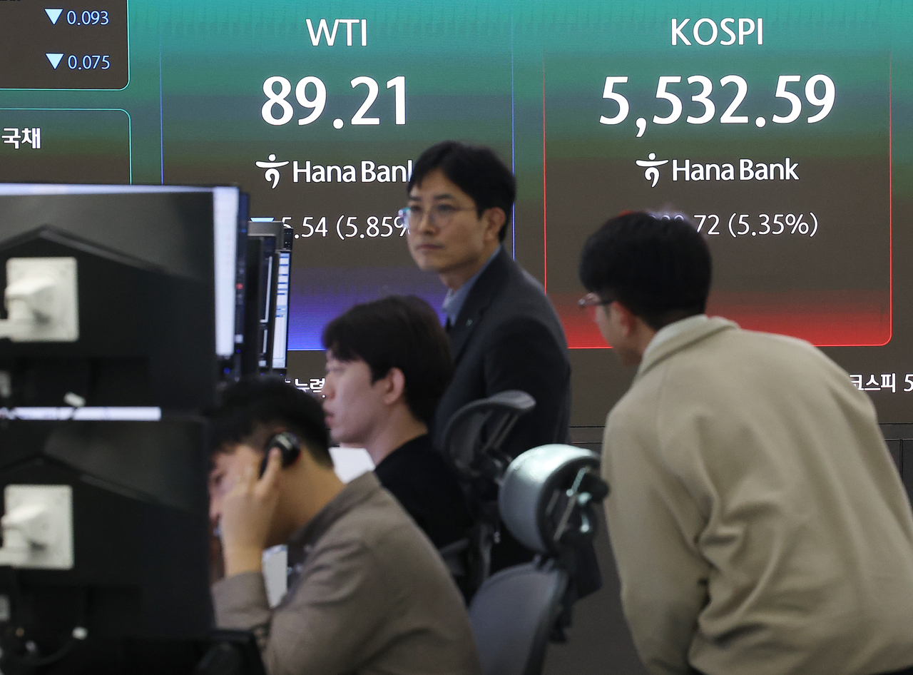 The electronic board at the dealing room of Hana Bank’s headquarters in central Seoul shows the benchmark Kospi closing at 5,532.59 points, alongside the US benchmark West Texas Intermediate crude oil at $89.21 per barrel on Tuesday. (Yonhap)