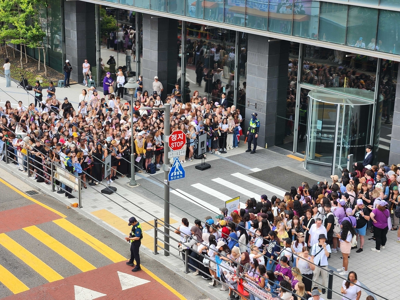 BTS fans, Army, gather at Hybe's headquarters in Seoul in June 2025. (Hybe)