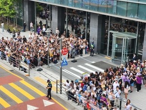 Wealthier overseas fans reshape power dynamics in K-pop