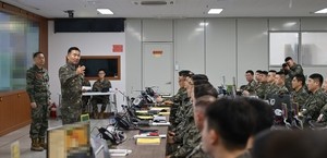 Top general visits key Marine, Navy units to inspect S. Korea-US drills