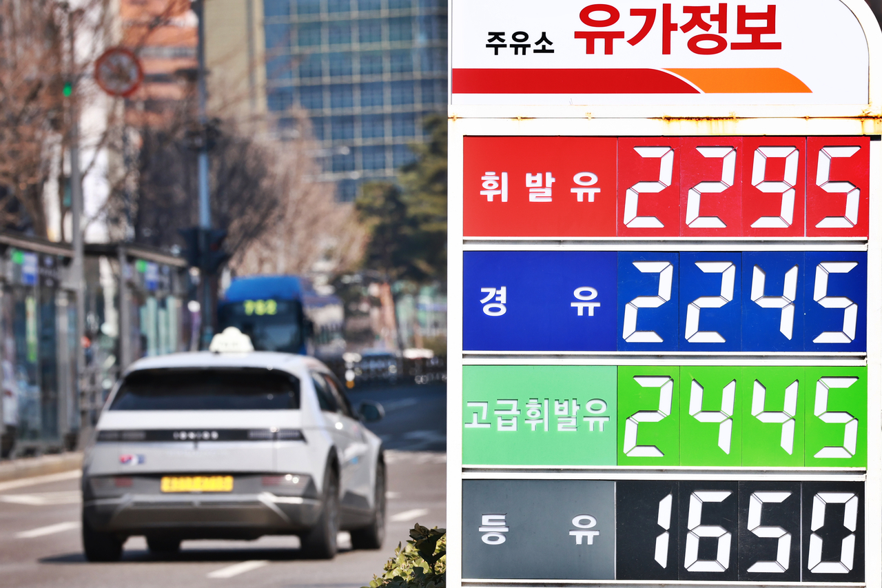 As fuel prices surge amid the war involving the United States, Israel and Iran, the average gasoline price in Seoul has surpassed 2,000 won ($1.40) per liter, prompting the government to consider a price ceiling. The photo shows a gas station in Seoul on Sunday. (Yonhap)