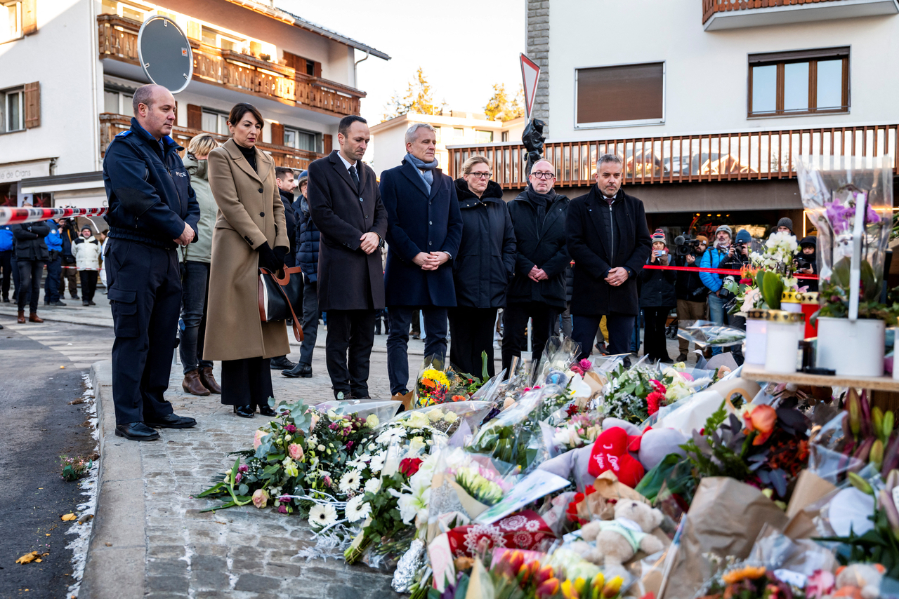 Swiss government officials pay tribute to the victims of a fire in Crans-Montana, Switzerland, Jan. 3. (Reuters-Yonhap)