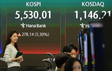 전날 6% 가까이 급락했던 코스피 지수가 하루만에 급반등하며 하락폭을 만회하고 있다. 10일 서울 중구 하나은행 본점에 코스피 등 지수가 표시되고 있다.   [연합]