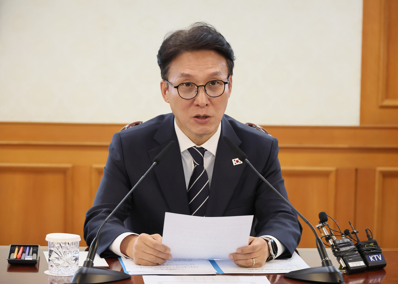 Prime Minister Kim Min-seok speaks during a meeting in Seoul to discuss support measures for South Korea's hosting of  a "UN AI hub" on Tuesday. (Yonhap)