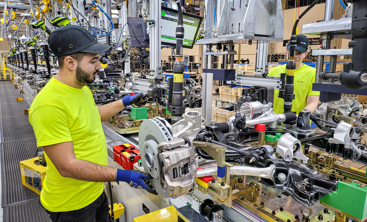 Workers assembly chassis modules at Hyundai Mobis’ Hungary plant in Kecskemet. (Hyundai Mobis)