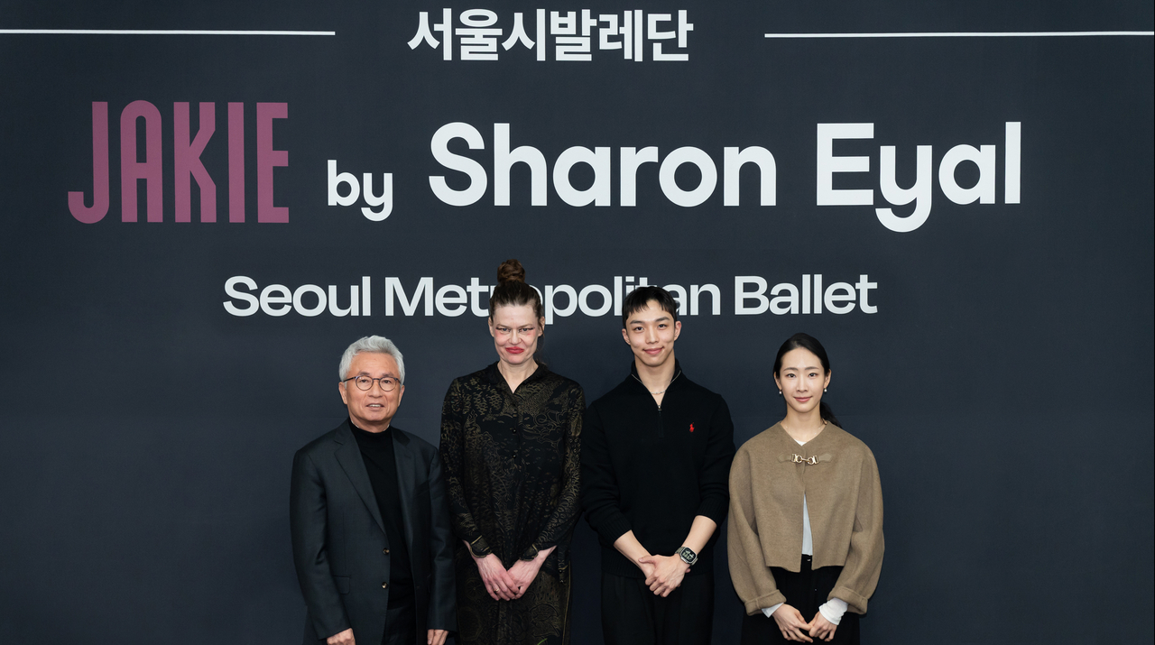 From left, Ahn Ho-sang, CEO of the Sejong Center for the Performing Arts; choreographer Sharon Eyal, and dancers Nam Yun-seung and Kim Yeo-jin pose for a group photo after a press conference for "Jakie" on Tuesday at the Sejong Center for the Performing Arts. (Seoul Metropolitan Ballet)