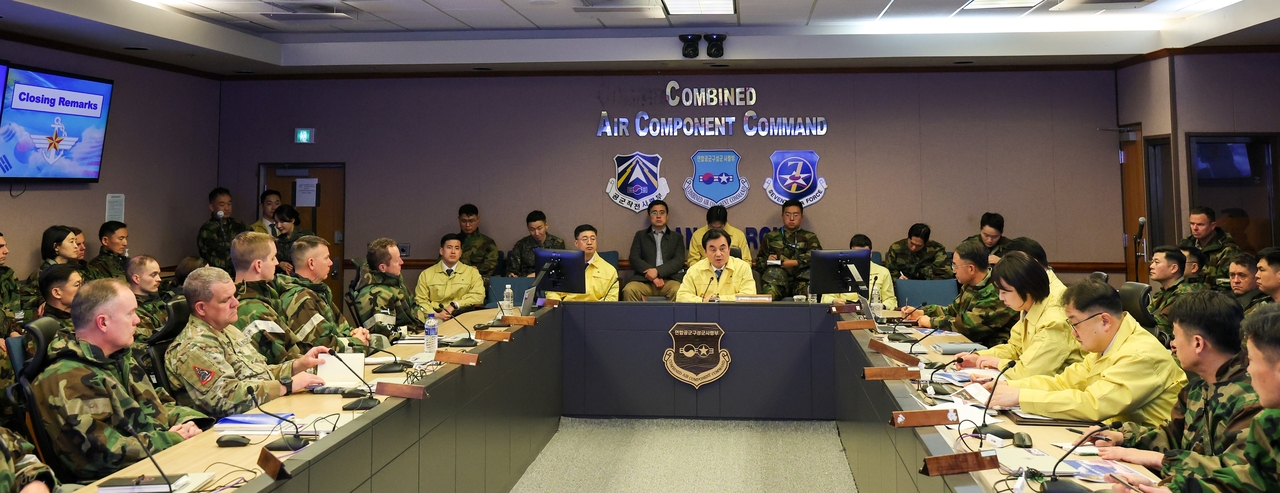 Defense Minister Ahn Gyu-back inspects the joint defense posture at the Combined Air Component Command on Wednesday amid the Freedom Shield exercise, an annual joint springtime military exercise between South Korea and the United States. (Yonhap)