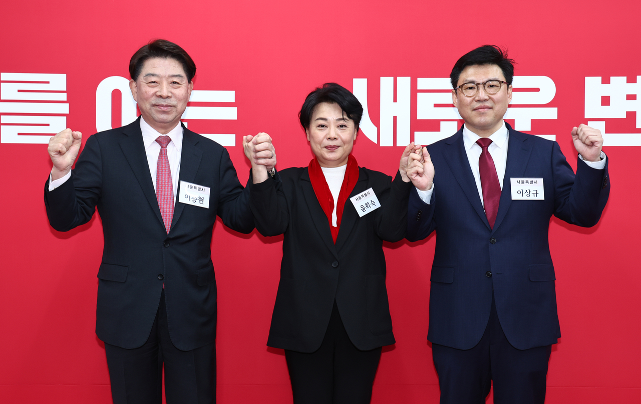 From left: Lee Seung-hyun, Yun Hee-suk and Lee Sang-kyu pose for a photo at the People Power Party headquarters in Seoul on Tuesday. (Newsis)