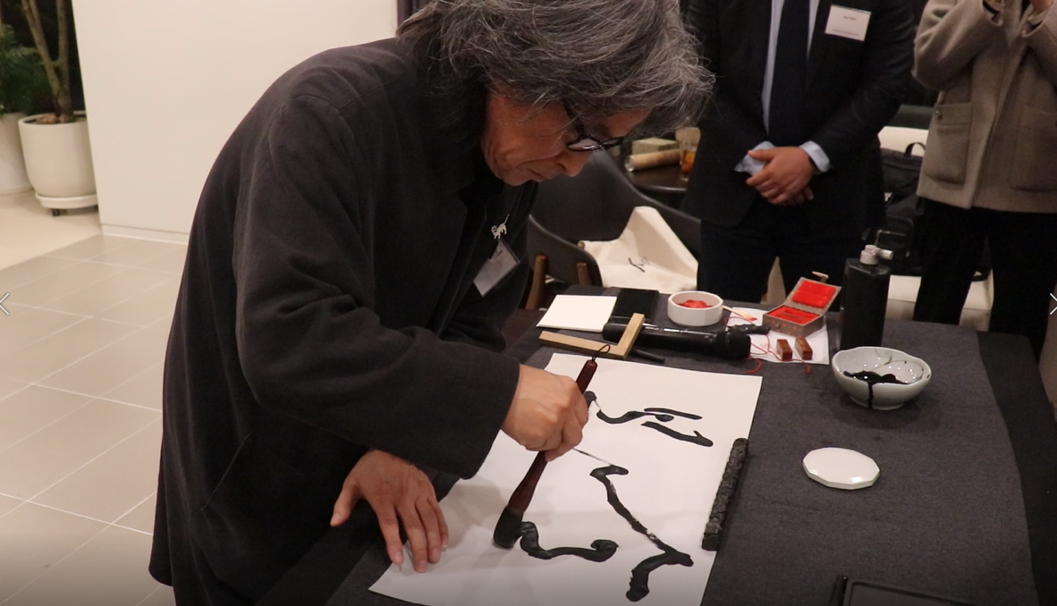 Calligrapher Kang Byung-in holds a live calligraphy session on Tuesday at the New Zealand ambassador’s residence in Seoul. (CICI)
