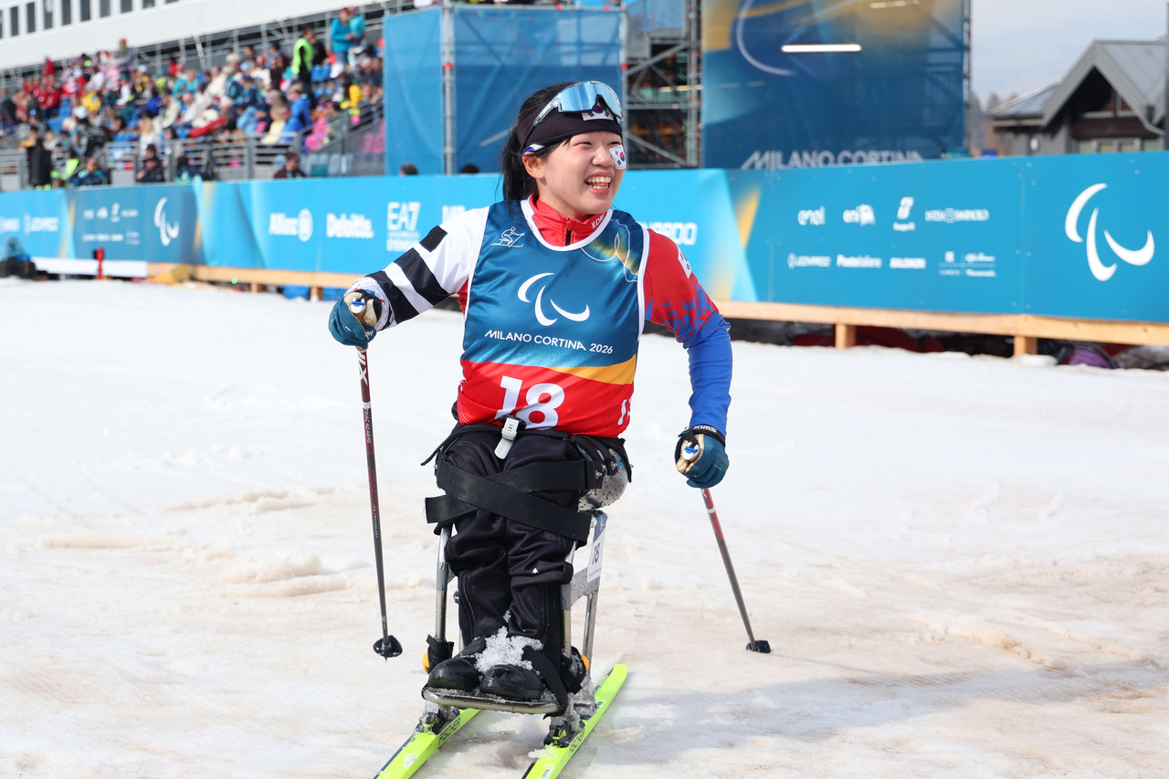 South Korean para cross-country skier Kim Yun-ji celebrates after winning silver in the women's 10-kilometer interval start sitting event at the 2026 Winter Paralympics at Tesero Cross-Country Skiing Stadium in Tesero, Italy, on Wednesday, in this photo provided by the Korea Paralympic Committee. (Yonhap)
