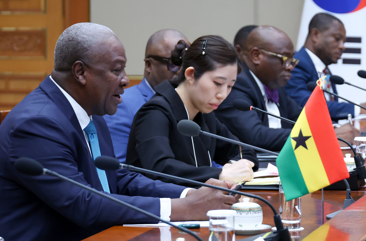 Ghanaian President John Dramani Mahama speaks during a summit with President Lee Jae Myung at Cheong Wa Dae in Seoul on Wednesday. (Yonhap)