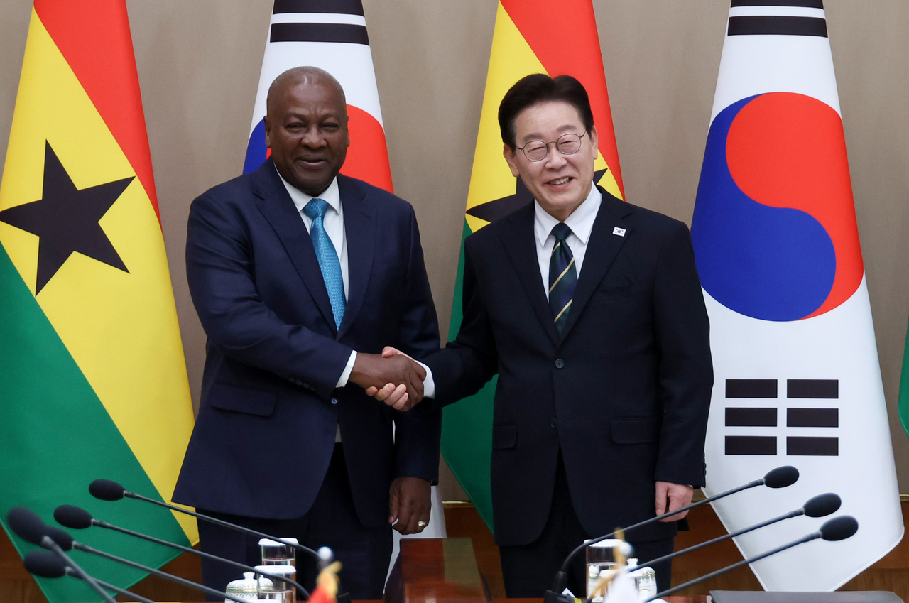 South Korean President Lee Jae Myung (right) and Ghanaian President John Dramani Mahama shake hands ahead of their talks at the presidential office Cheong Wa Dae in Seoul on Wednesday. (Yonhap)