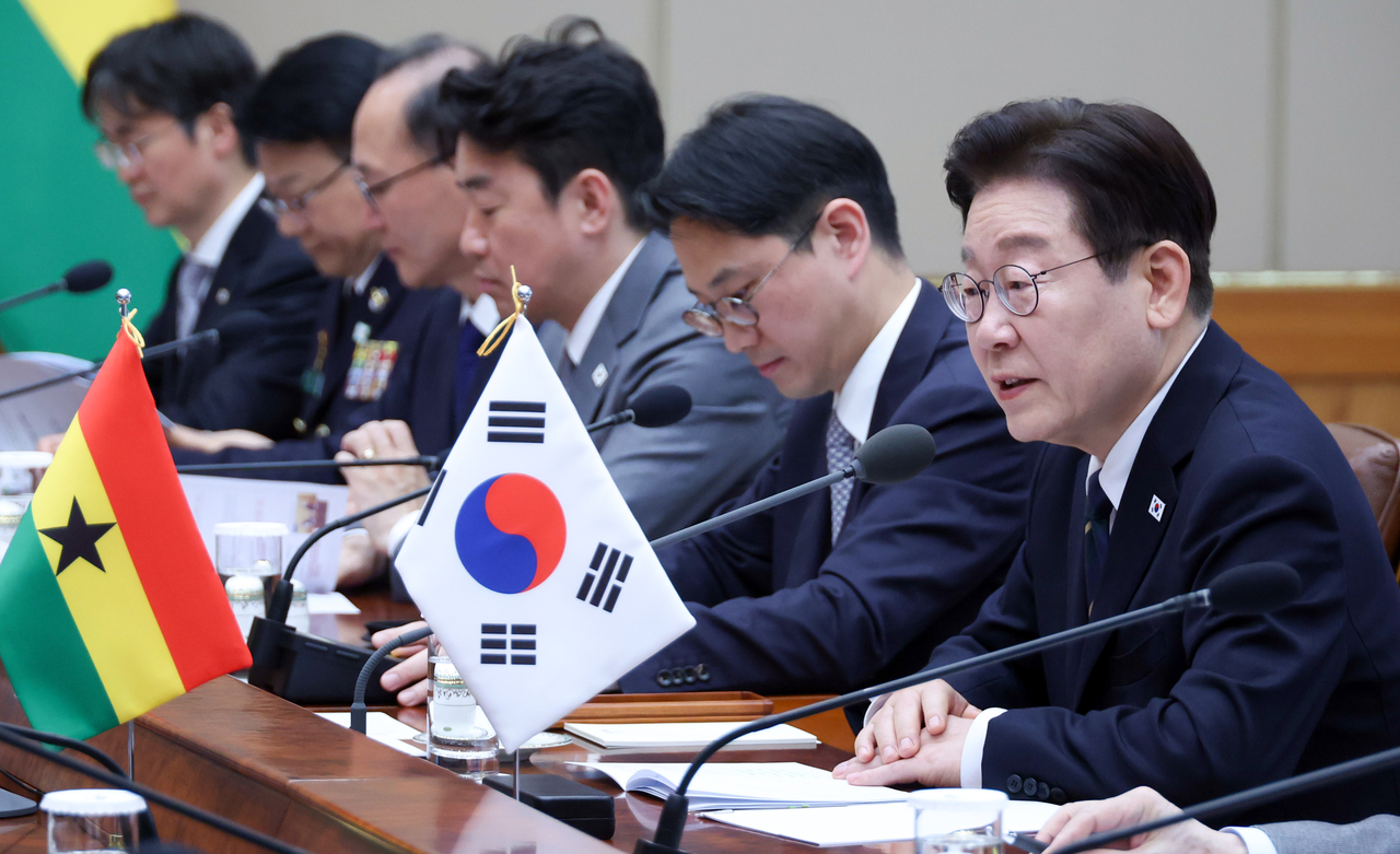 President Lee Jae Myung speaks during a summit with Ghanaian President John Dramani Mahama at Cheong Wa Dae in Seoul on Wednesday. (Yonhap)