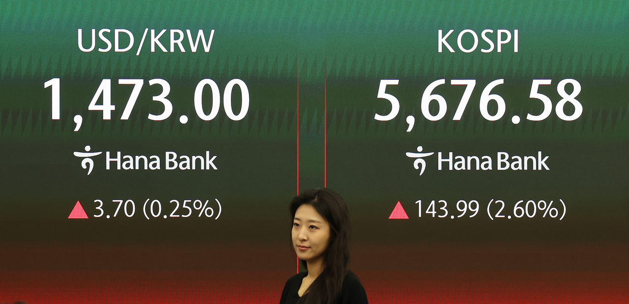 An electronic board showing the Korea Composite Stock Price Index at a dealing room of the Hana Bank headquarters in Seoul on Wednesday. (Yonhap)
