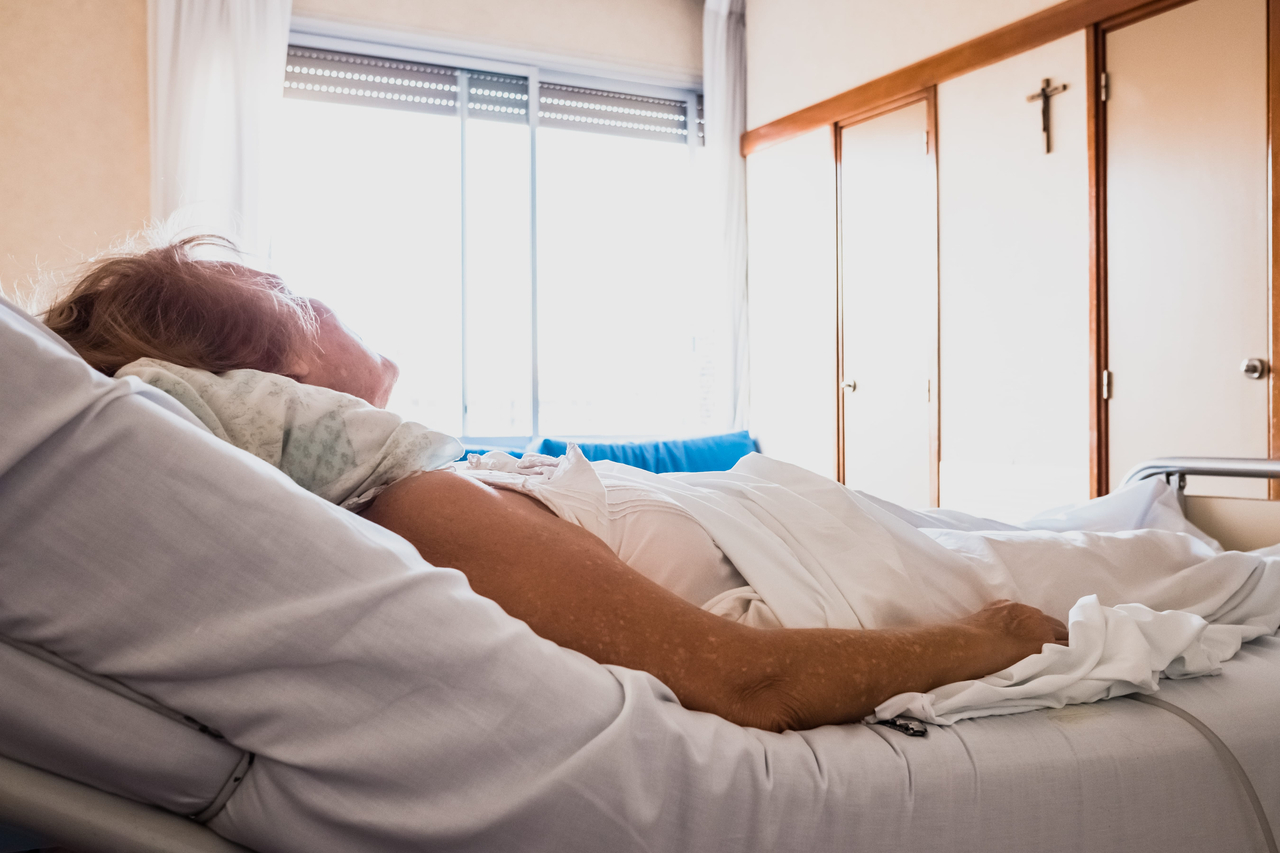 An older woman lies in a hospital bed. This image is not related to the article. (123rf)
