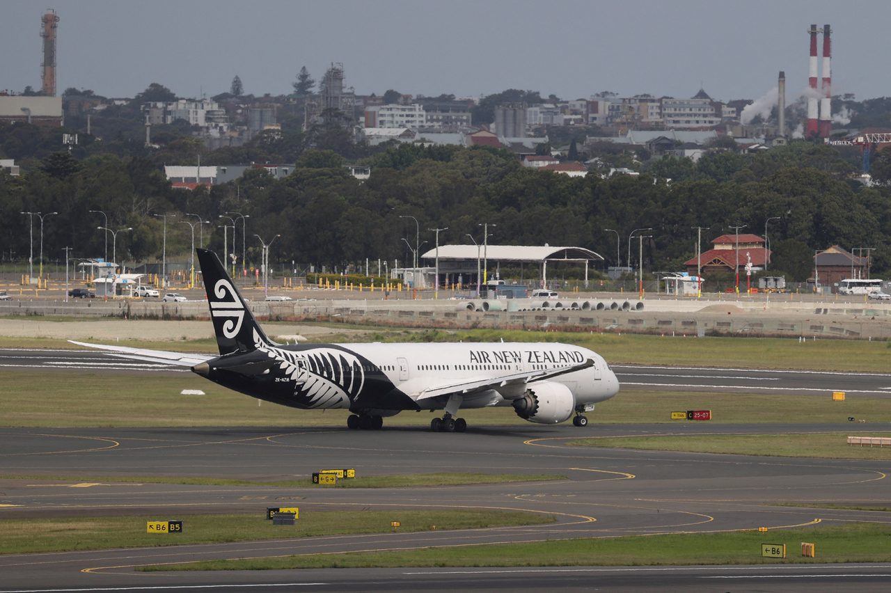 An Air New Zealand plane is seen taxiing from the international terminal at Sydney Airport in Sydney, Nov. 29, 2021.   Reuters-Yonhap