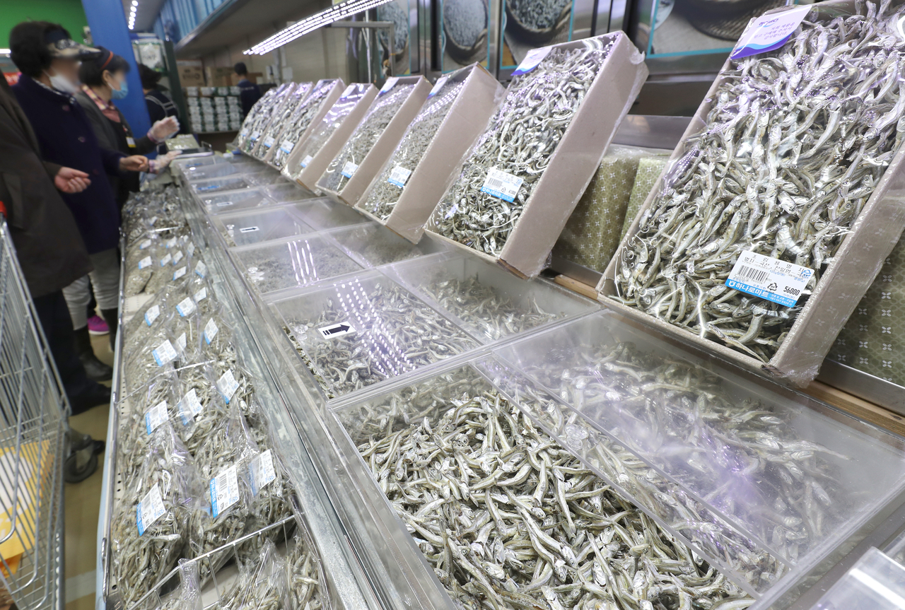 Dried anchovies are displayed at a major supermarket in downtown Seoul in this file photo from 2023. (Newsis)