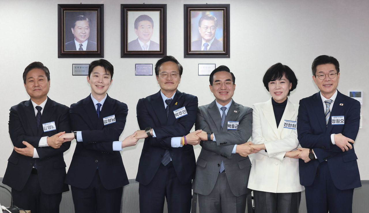 Rep. Kim Young-bae (from left), Kim Hyung-nam, Rep. Park Ju-min, Rep. Park Hong-keun, Rep. Jeon Hyun-heui and Chong Won-o pose for a photo at the Democratic Party headquarters in Seoul on Feb. 23. Of the six, Park Hong-keun dropped out of the intraparty race after he was nominated to lead the Budget Ministry. (Newsis)