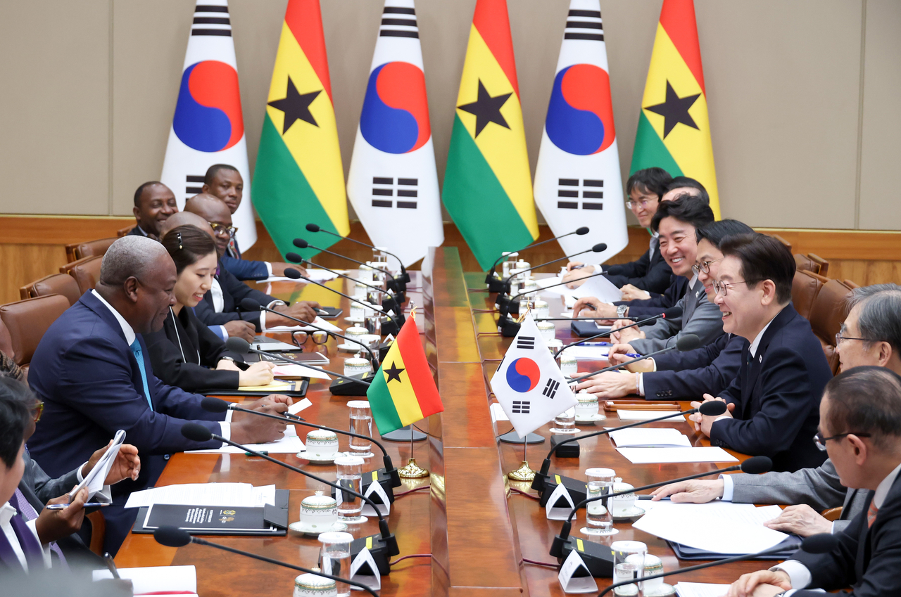 South Korean President Lee Jae Myung (right) holds talks with Ghanaian President John Dramani Mahama at the presidential office Cheong Wa Dae in Seoul on Wednesday. (Yonhap)