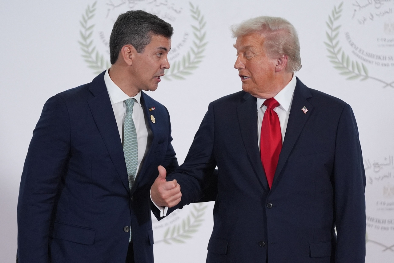 US President Donald Trump (right) greets Paraguay's President Santiago Pena during a summit on Gaza in Sharm El-Sheikh, Egypt, Oct. 13, 2025. (AFP-Yonhap)