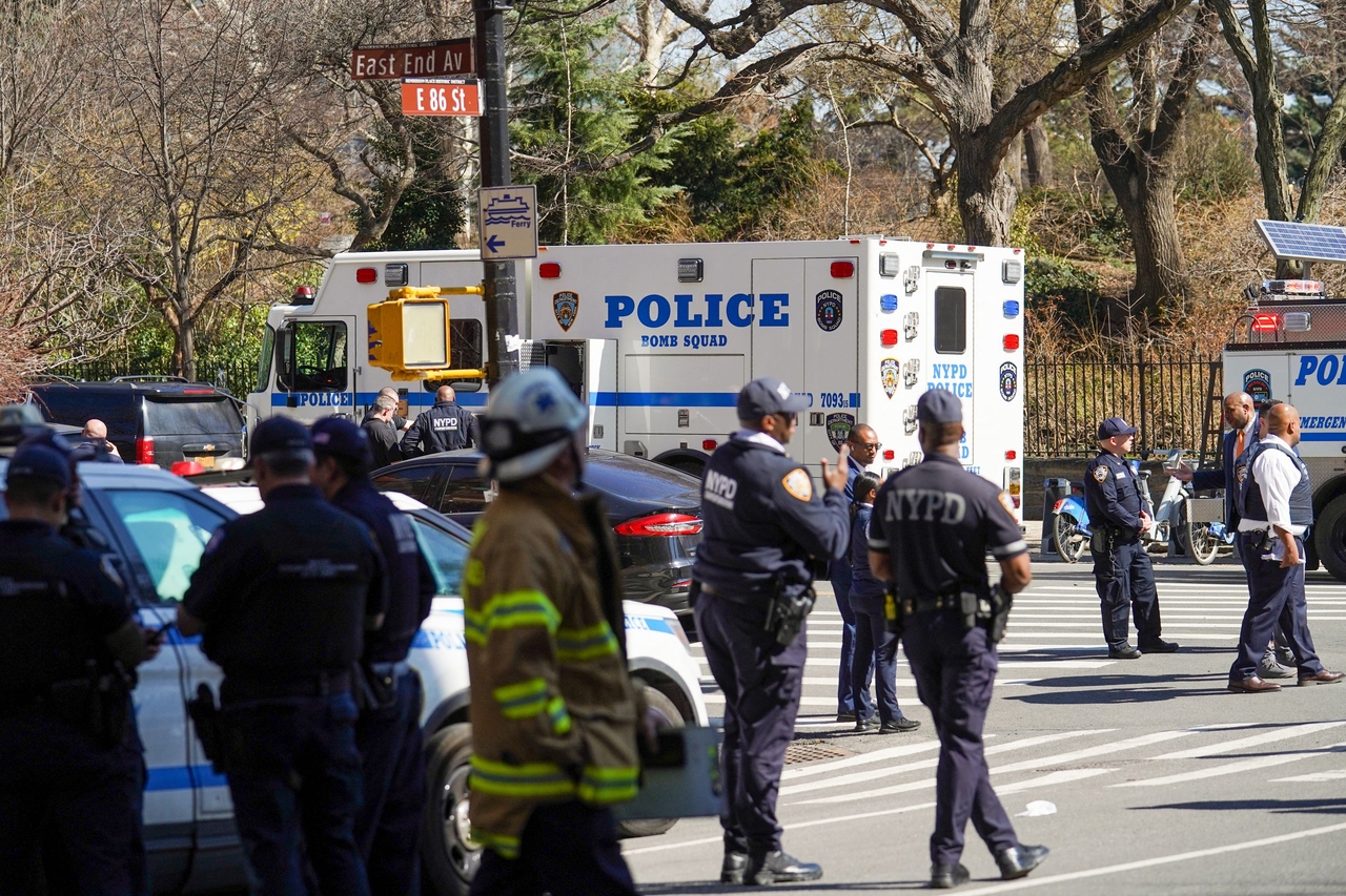 New York Police Department Counterterrorism officers respond to a suspicious package report in Carl Schurz Park, which borders Gracie Mansion in New York, Tuesday. (AFP-Yonhap)
