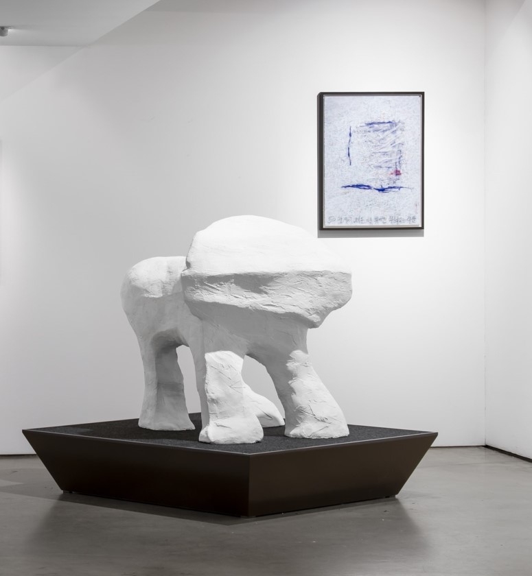 Installation view of "Fuzz - Tangible Incident" at Hakgojae Gallery in Seoul (Courtesy of the gallery)