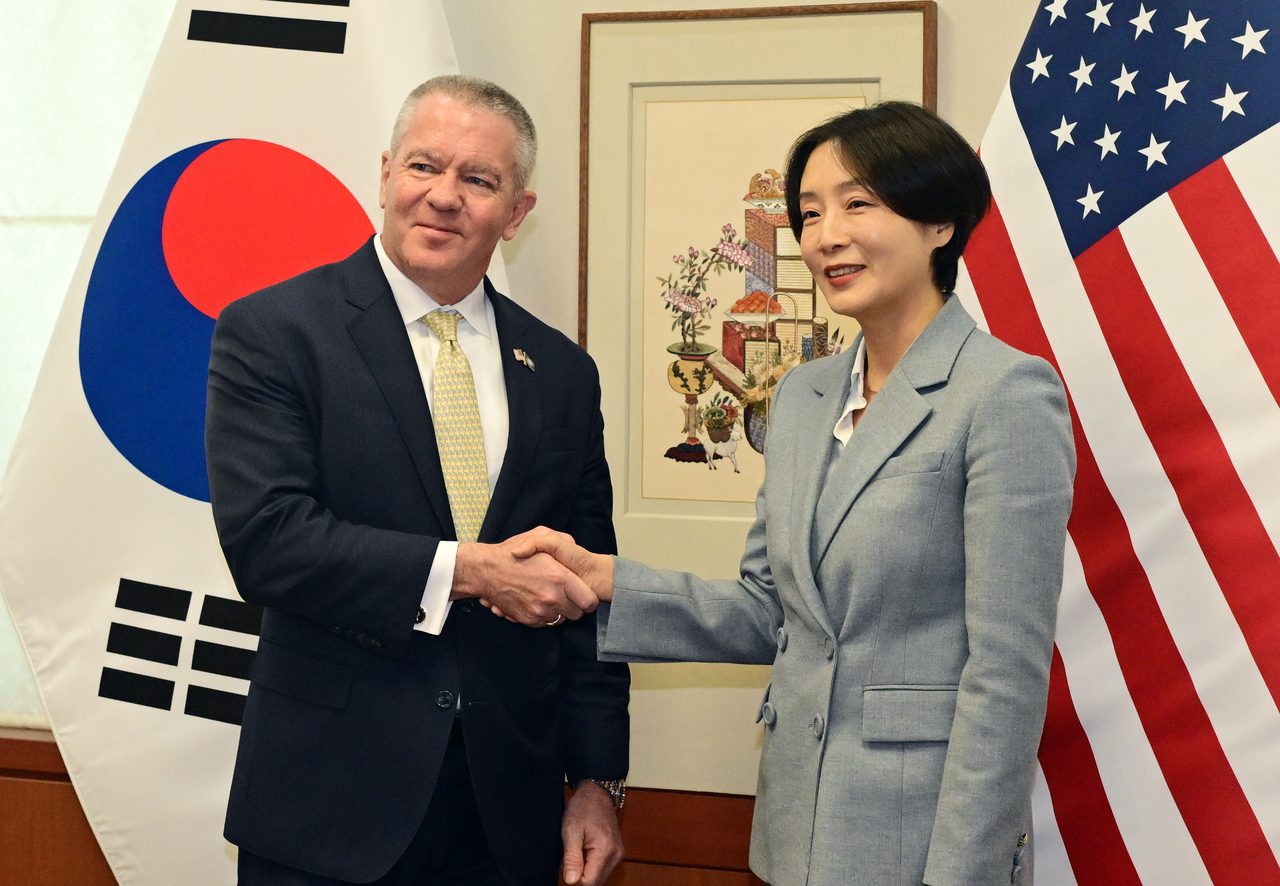 Chung Eui-hae  (right), deputy foreign minister for political affairs, shakes hands with Michael DeSombre, US assistant secretary of state for East Asian and Pacific affairs, ahead of a meeting held at the Government Complex Seoul on Thursday. (Joint Press Corps)