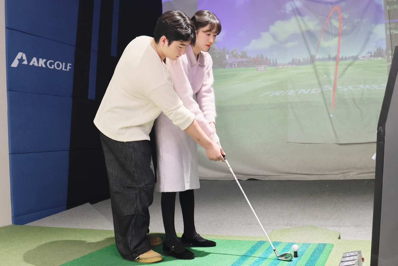 지난 10일 롯데아울렛 율하점 1층 ‘AK골프’ 매장을 찾은 고객이 올봄 새롭게 출시된 제품을 시타하고 있는 모습.[롯데백화점 제공]