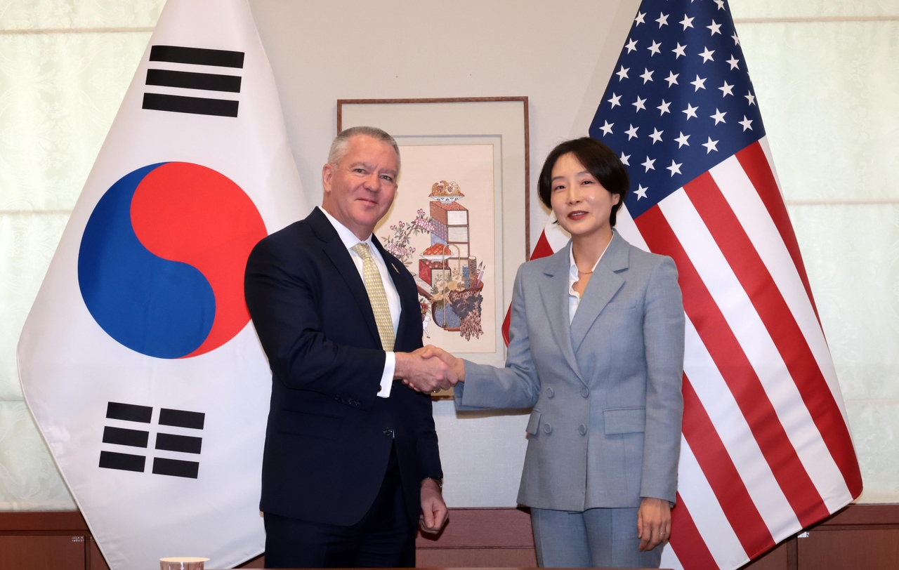 Deputy Foreign Minister Chung Eui-hae (R) poses with Michael DeSombre, US assistant secretary of state for East Asian and Pacific affaris, ahead of their meeting at the foreign ministry in Seoul on March 12, 2026. (Pool photo) (Yonhap)