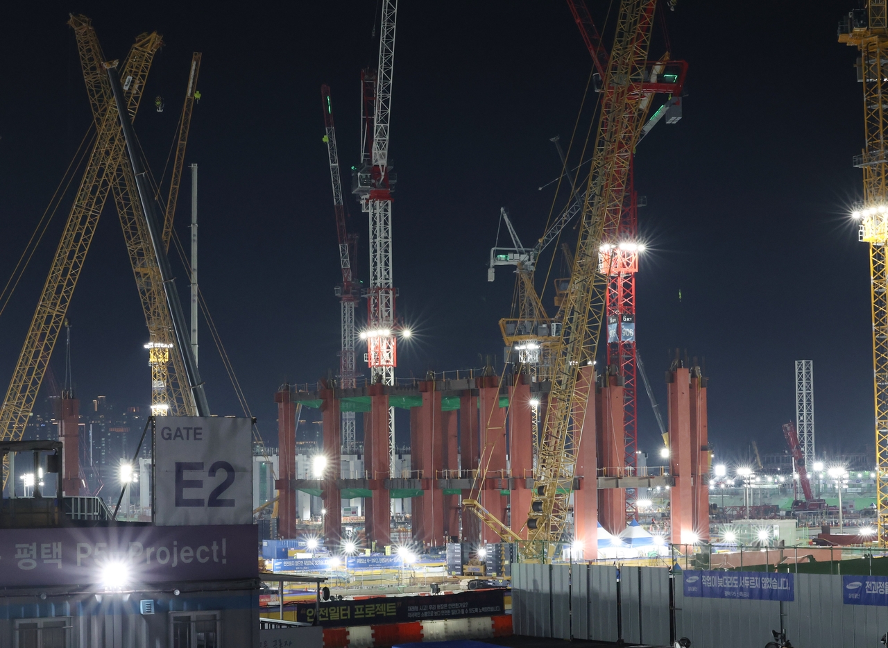 Floodlights illuminate the construction site of a Samsung Electronics’ semiconductor plant at its campus in Pyeongtaek, Gyeonggi Province, Feb. 24. The facility is expected to support expanded production of advanced DRAM used in AI and data center systems. ()