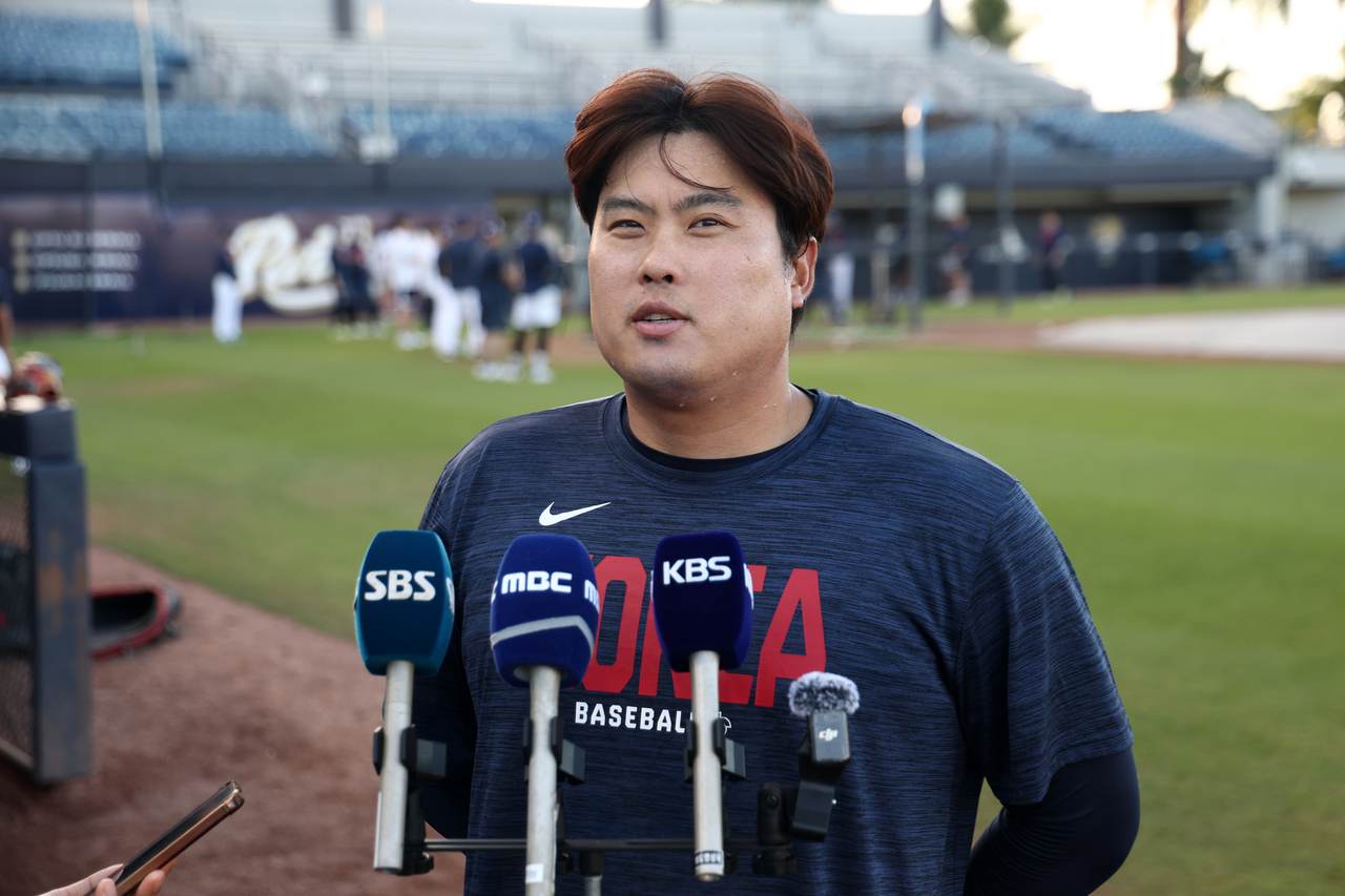 류현진이 월드베이스볼클래식(WBC)을 앞두고 12일 마이애미 플로리다 국제대학교 야구장에서 연습을 마친 뒤 기자들과 인터뷰하고 있다. (연합)