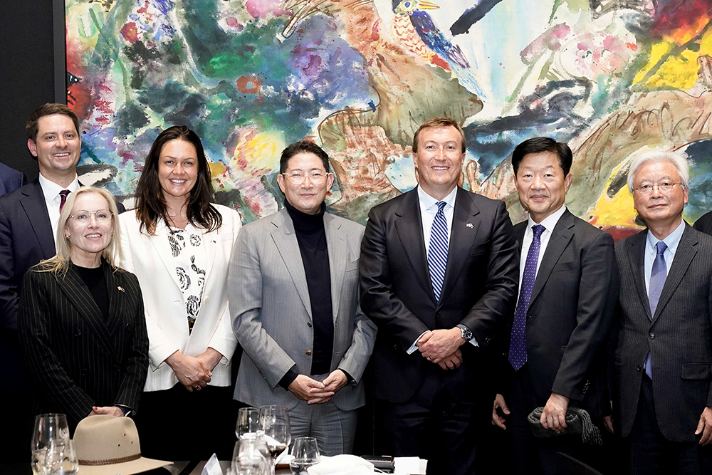 Hyosung Group Chairman Cho Hyun-joon (center left) poses for a photo with Bran Black (center right), CEO of the Business Council of Australia, during their business cooperation meeting in January. (Hyosung Heavy Industries)