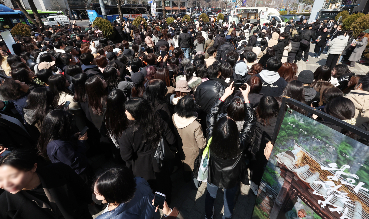 Crowds gather for director Jang Hang-jun’s coffee truck event at the Korea Press Center in central Seoul on Thursday. (Yonhap)