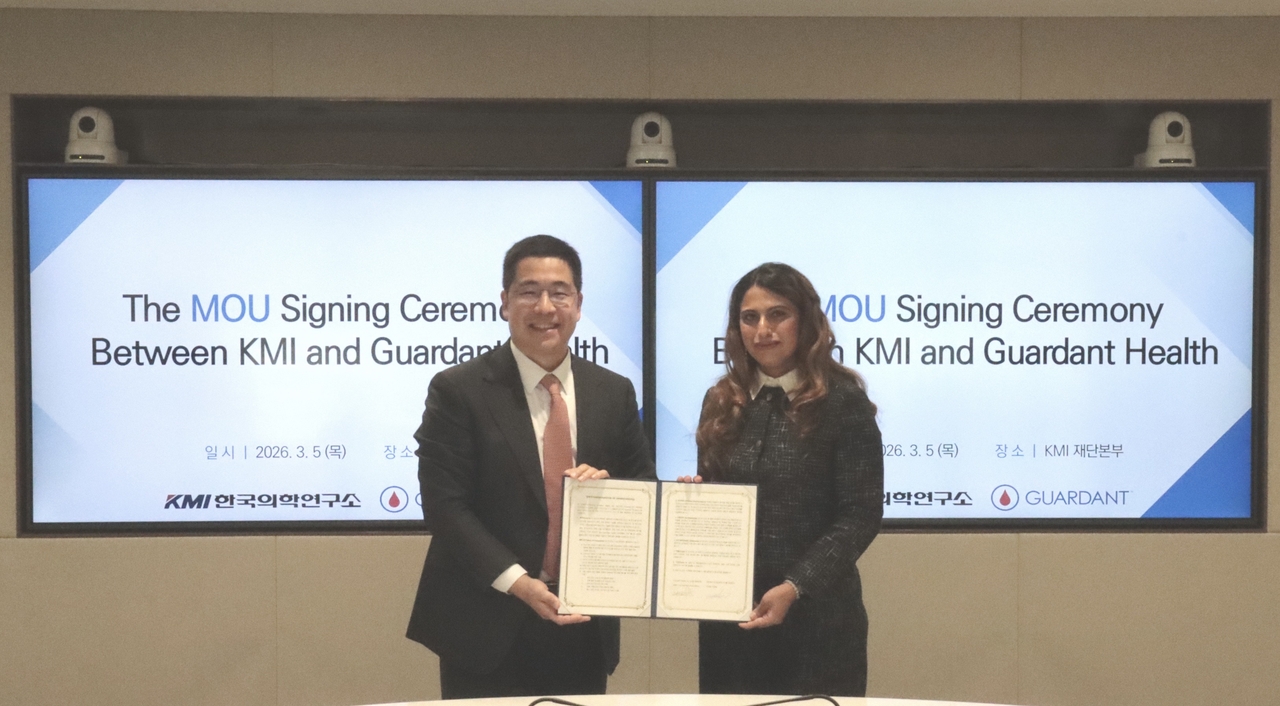 Lee Kwang-bae, chairman of the Korea Medical Institute (left), and Divya Mehta, vice president for Guardant Health AMEA, pose for a photo after signing a memorandum of understanding at the KMI Foundation headquarters in Seoul on March 5. (KMI)