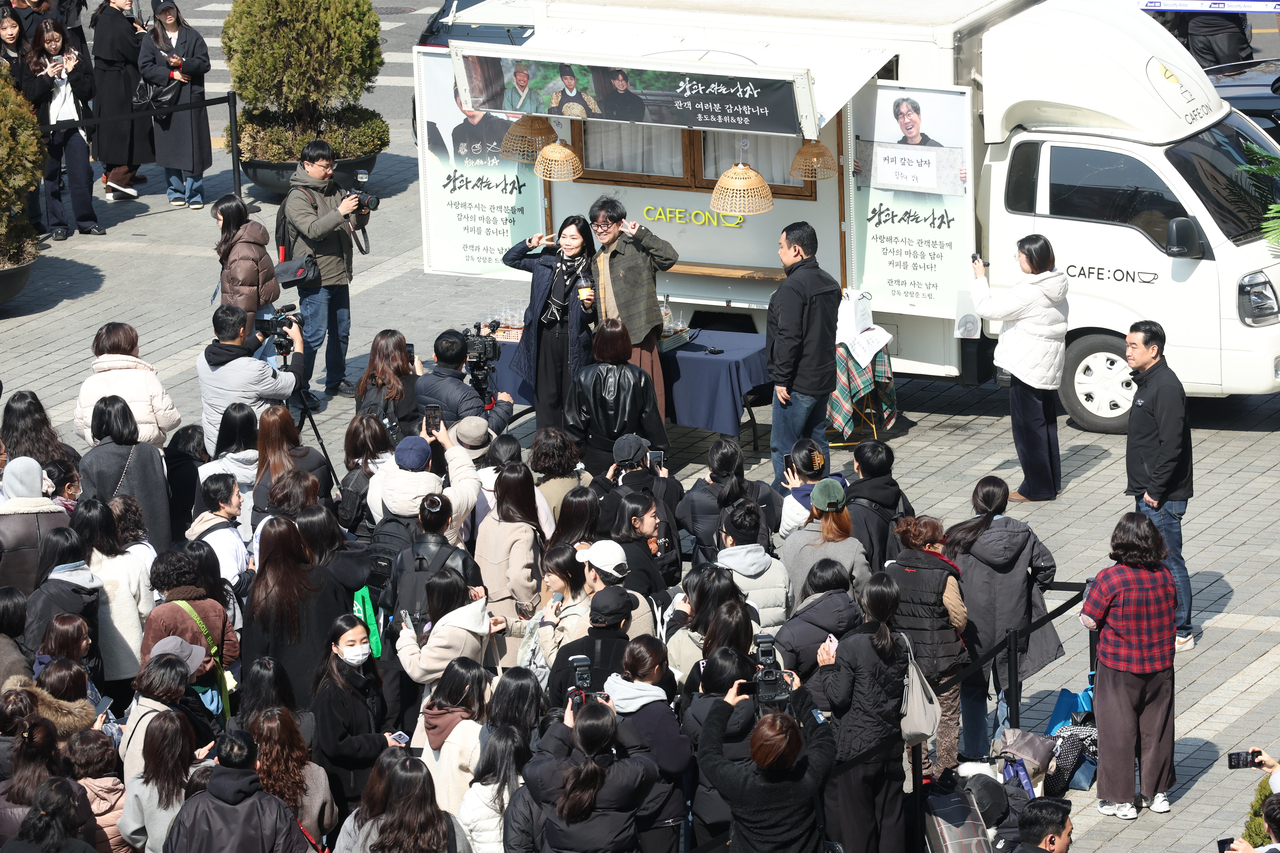 Fans wait to take photos with director Jang Hang-jun during a coffee truck event at the Korea Press Center in Seoul on Thursday. (Yonhap)