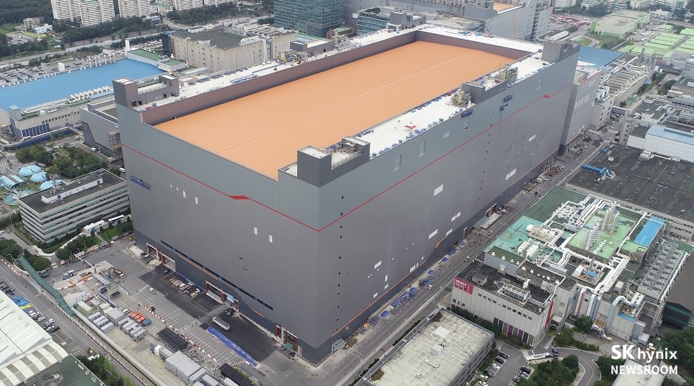 An aerial image shows SK hynix’s M16 fab at its Icheon semiconductor campus in Gyeonggi Province, one of the company’s main sites for advanced DRAM production. The plant is being converted to newer process nodes to expand higher value memory output. (SK hynix)