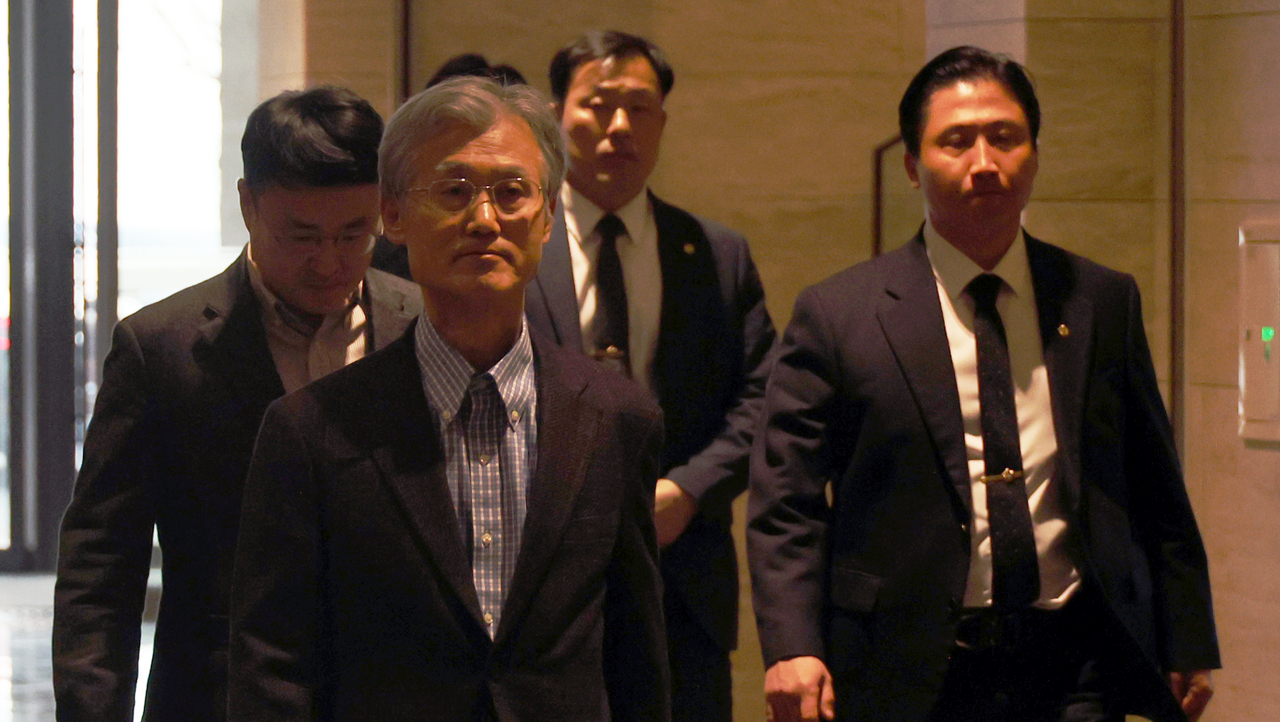 Supreme Court Chief Justice Cho Hee-dae (front, L) heads to dinner after a meeting with the heads of courts nationwide in the central city of Jecheon on March 12, 2026. (Yonhap)
