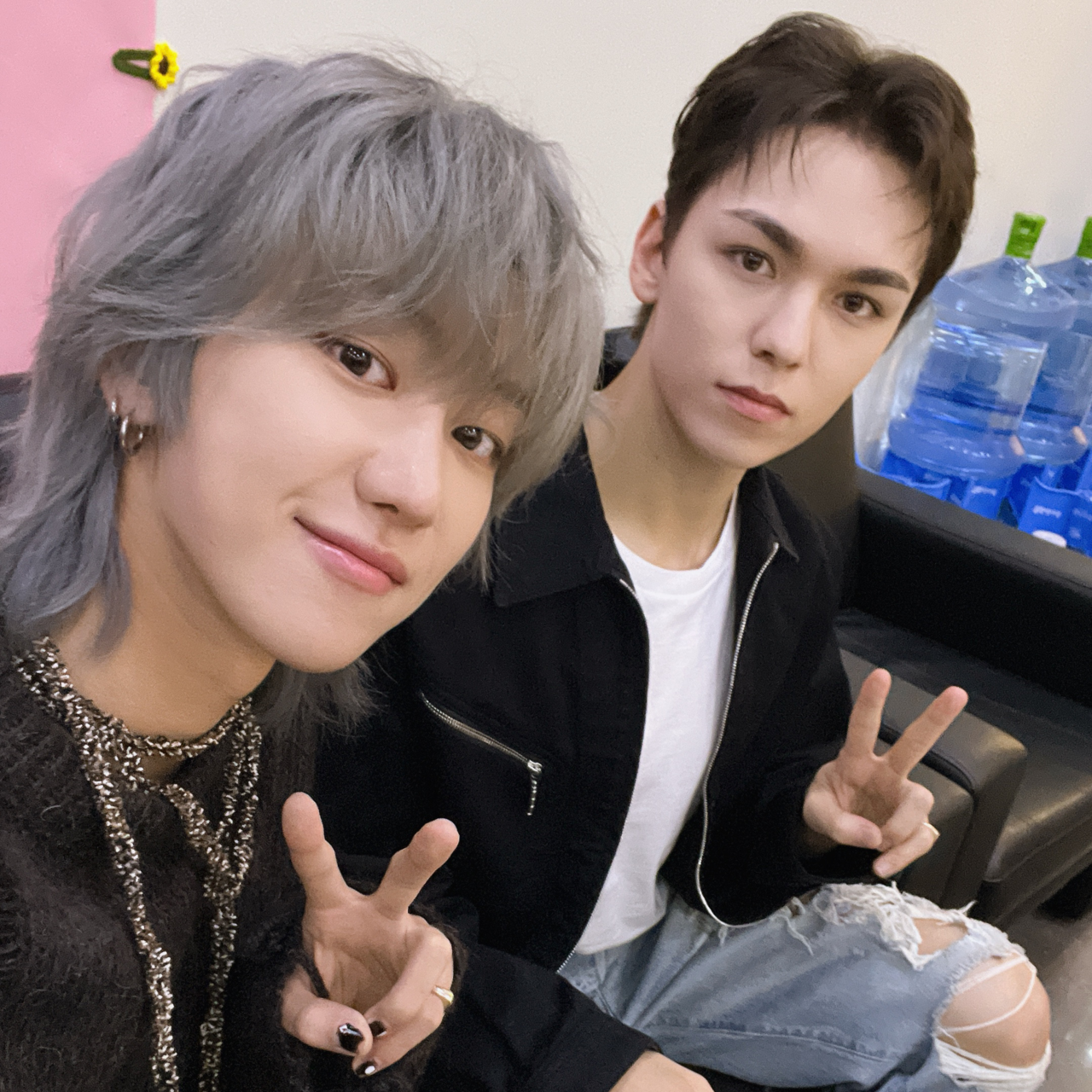 Vernon (right) and The 8 of Seventeen (Weverse)