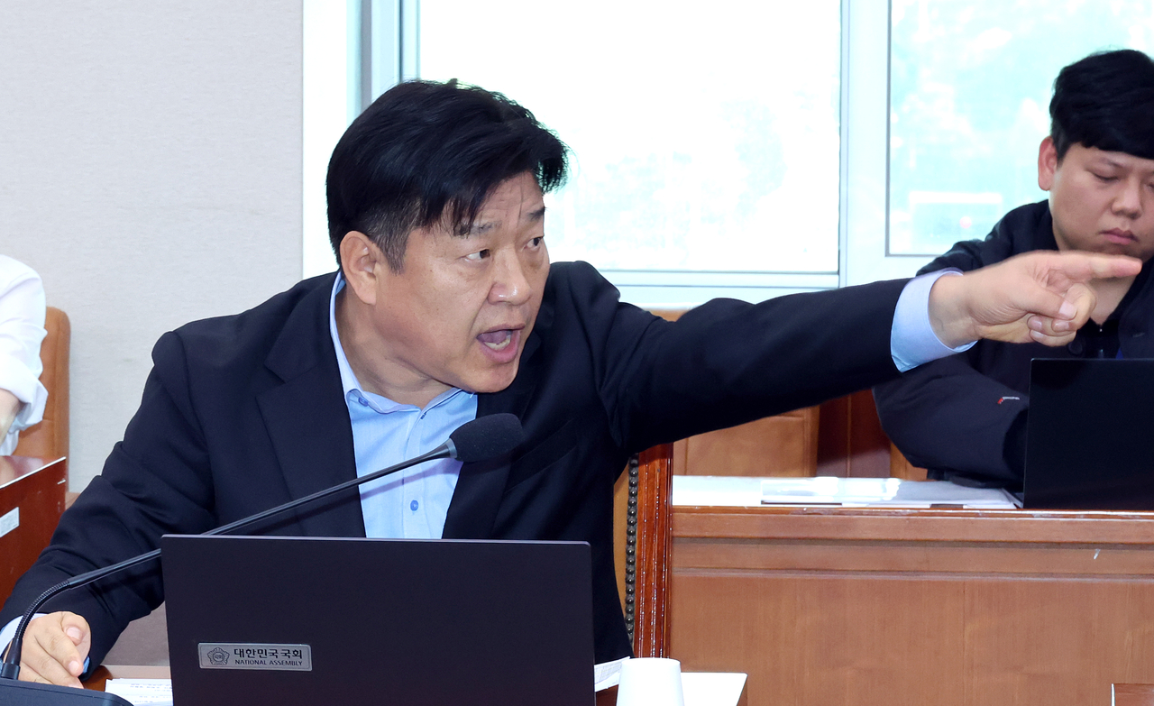 Rep. Yang Moon-seok speaks during a parliamentary audit in October. (Newsis)