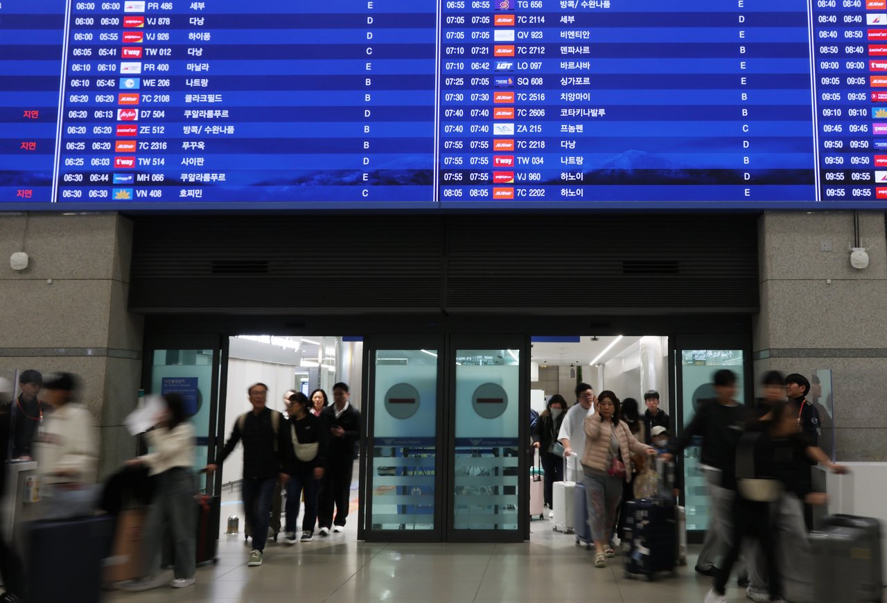 South Korean nationals appear from an exit gate at Incheon International Airport, west of Seoul, on March 9, 2026 upon their return home aboard a chartered flight from Abu Dhabi, the United Arab Emirates. (Yonhap)