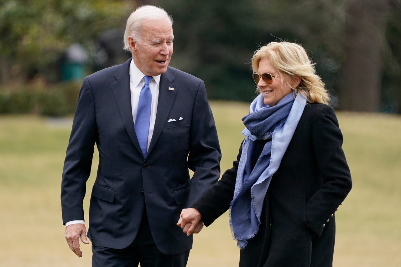 US President Joe Biden (left) and first lady Jill Biden arrive on the South Lawn of the White House in Washington, Jan. 23, 2023.   (AP-Yonhap)
