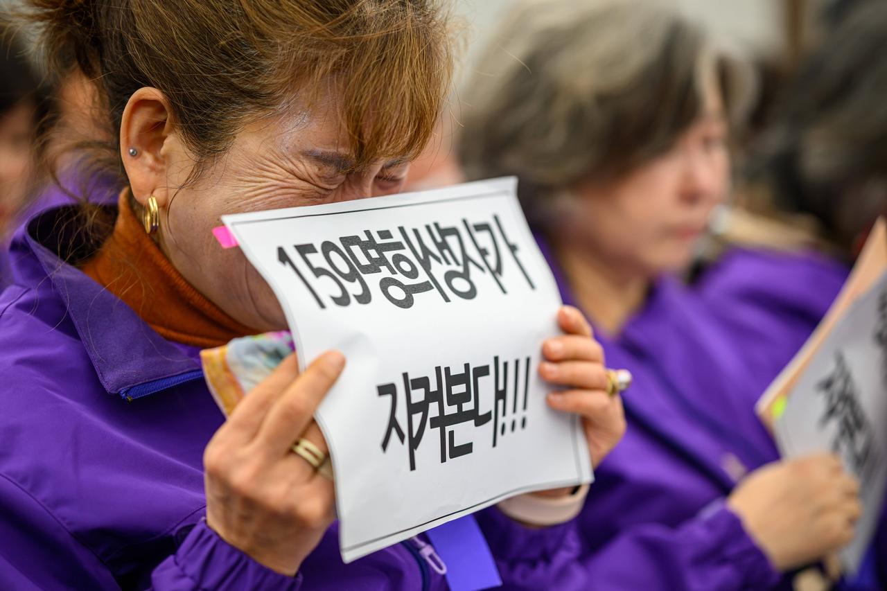 A bereaved family holds a banner reading "159 victims are watching" at a hearing by the Special Investigation Commission on the Oct. 29 Itaewon Disaster in Seoul on  Thursday. (Yonhap)