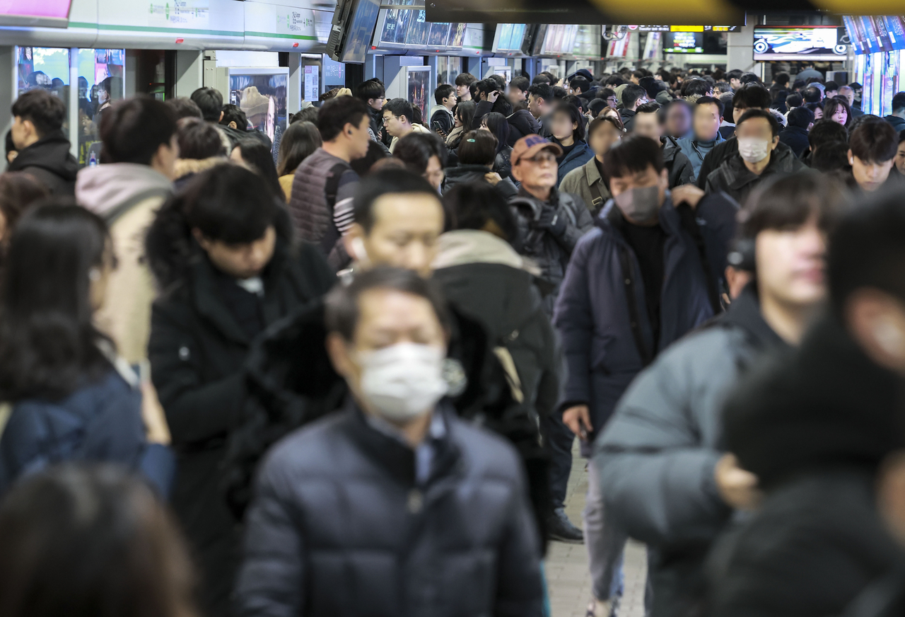 서울 강남구 지하철2호선 강남역 승강장이 대중교통을 이용하는 승객들로 붐비고 있다. [뉴시스]
