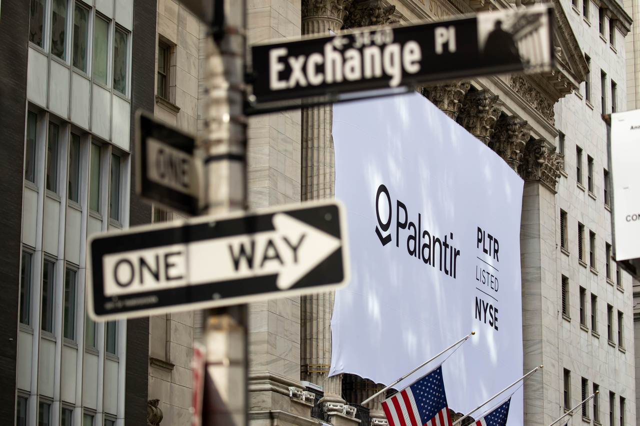 2020년 9월 30일 미국 뉴욕 뉴욕증권거래소(NYSE) 앞에 팔란티어 테크놀로지스의 기업공개(IPO)를 알리는 배너가 걸려 있다. [게티이미지]