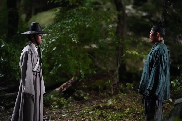 "The King's Warden," starring Park Ji-hoon (left) and Yoo Hae-jin (Showbox)
